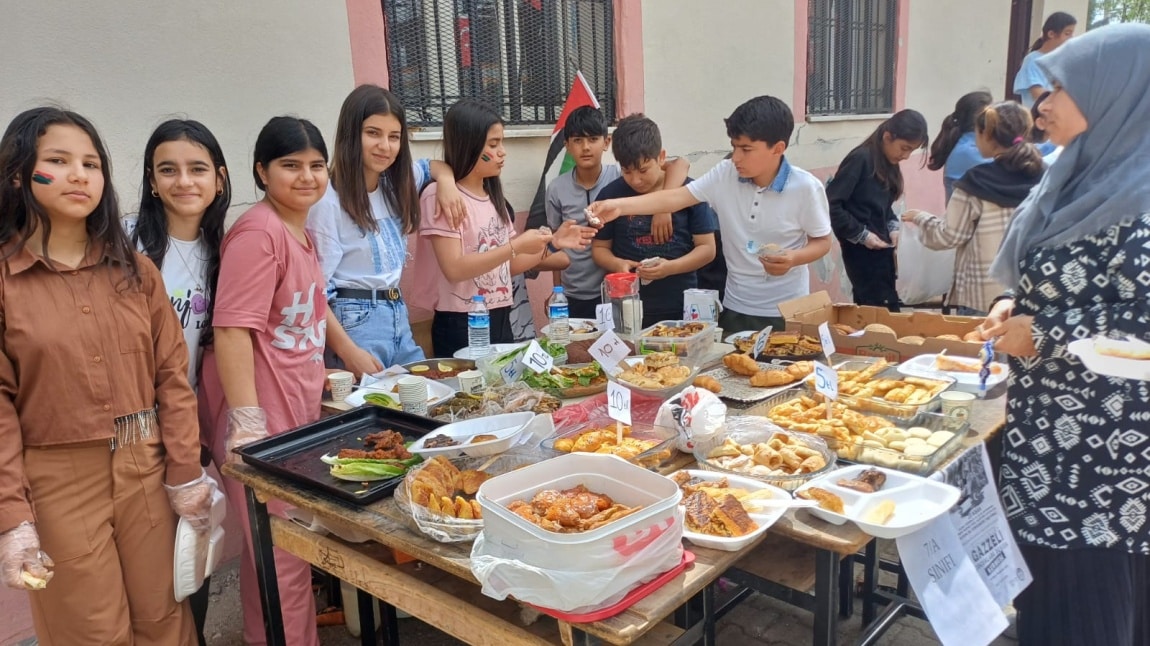 OKULUMUZDA GAZZELİ ÇOCUKLAR YARARINA KERMES DÜZENLENDİ.